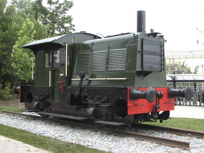 901117 Afbeelding van de rangeerlocomotief 'Sik', tentoongesteld bij N.S.-station Utrecht Zuilen.N.B. De locomotief ...